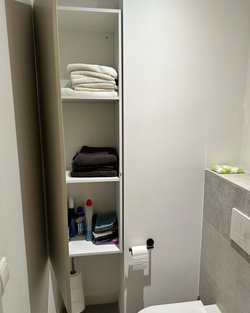 Kasten op maat in badkamer geplaatst