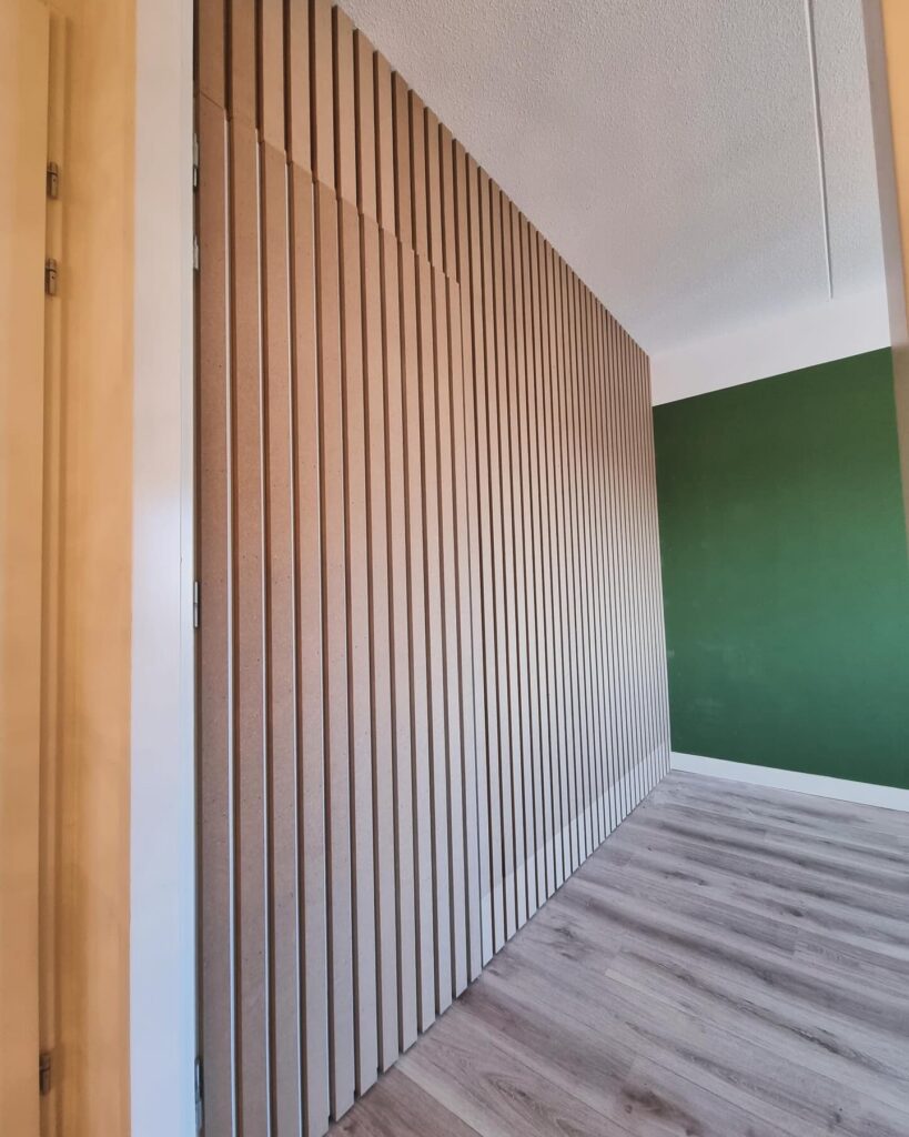 Houten latten muur geplaatst