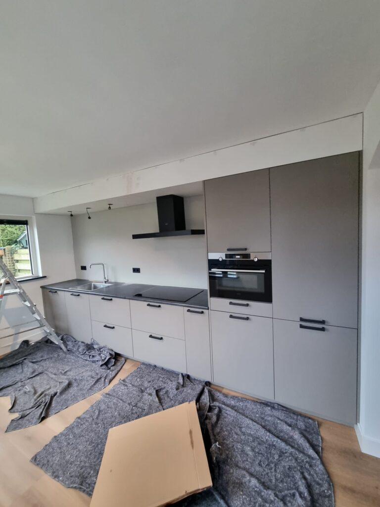 Keukenmontage met afgewerkte bovenzijde