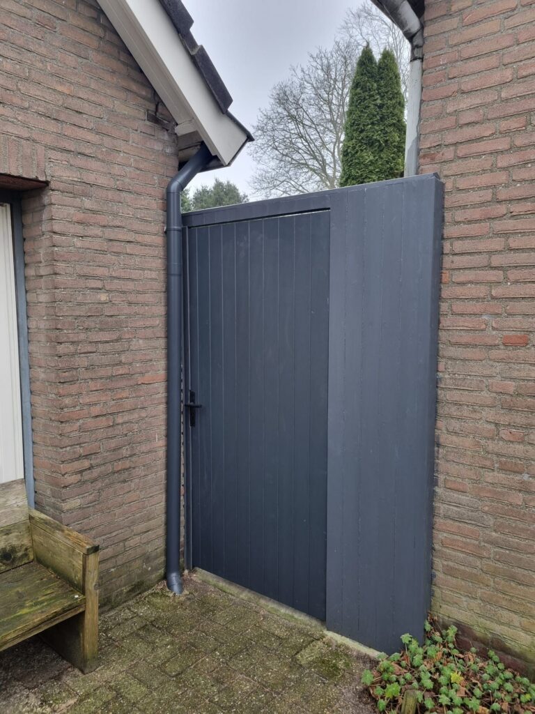 Nieuwe poort geplaatst met strakke afwerking