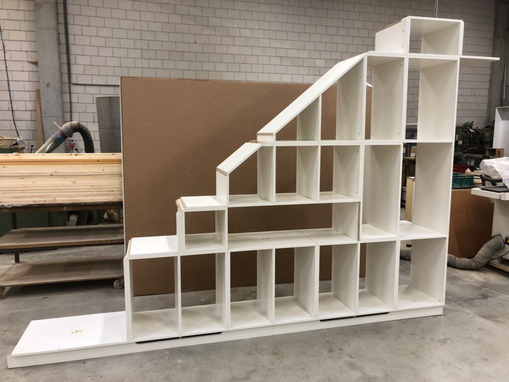 Schuinekast op maat, gereed om geplaatst te worden