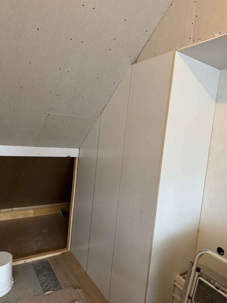 Complete zolderafwerking met op maat kasten
