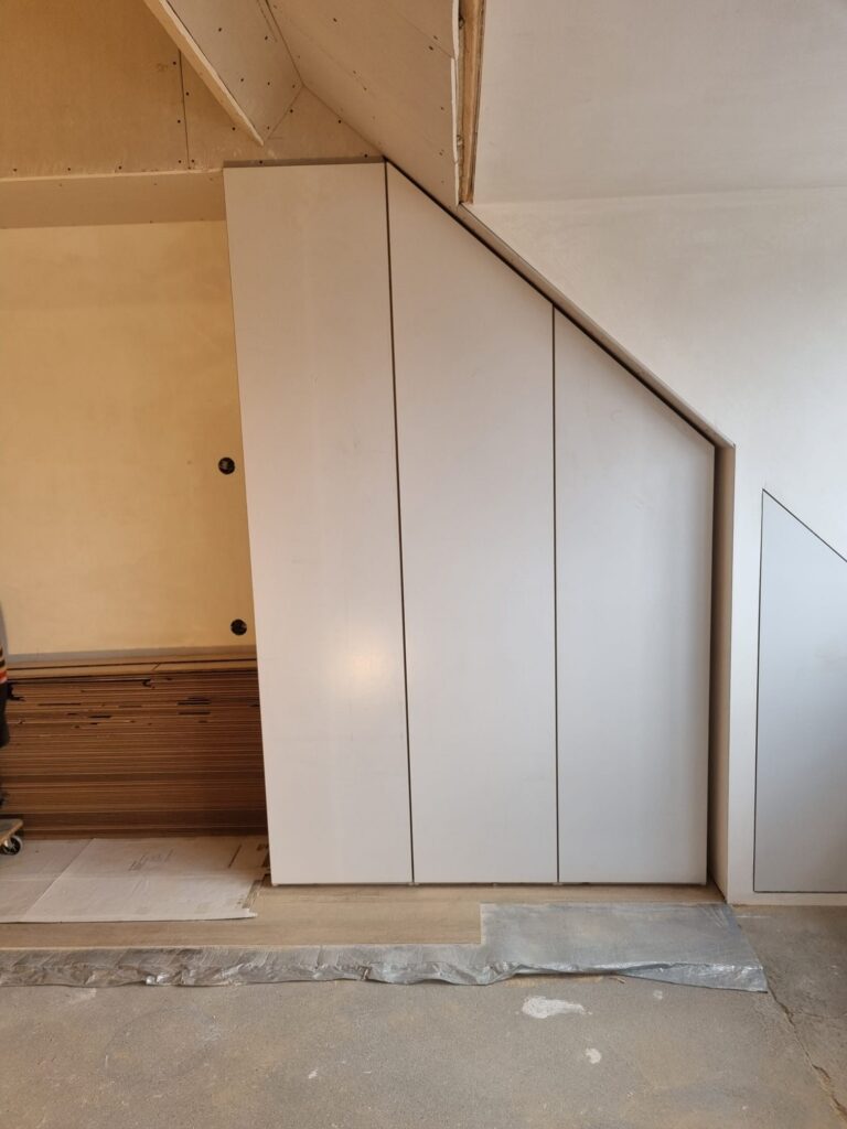 Complete zolderafwerking met op maat kasten
