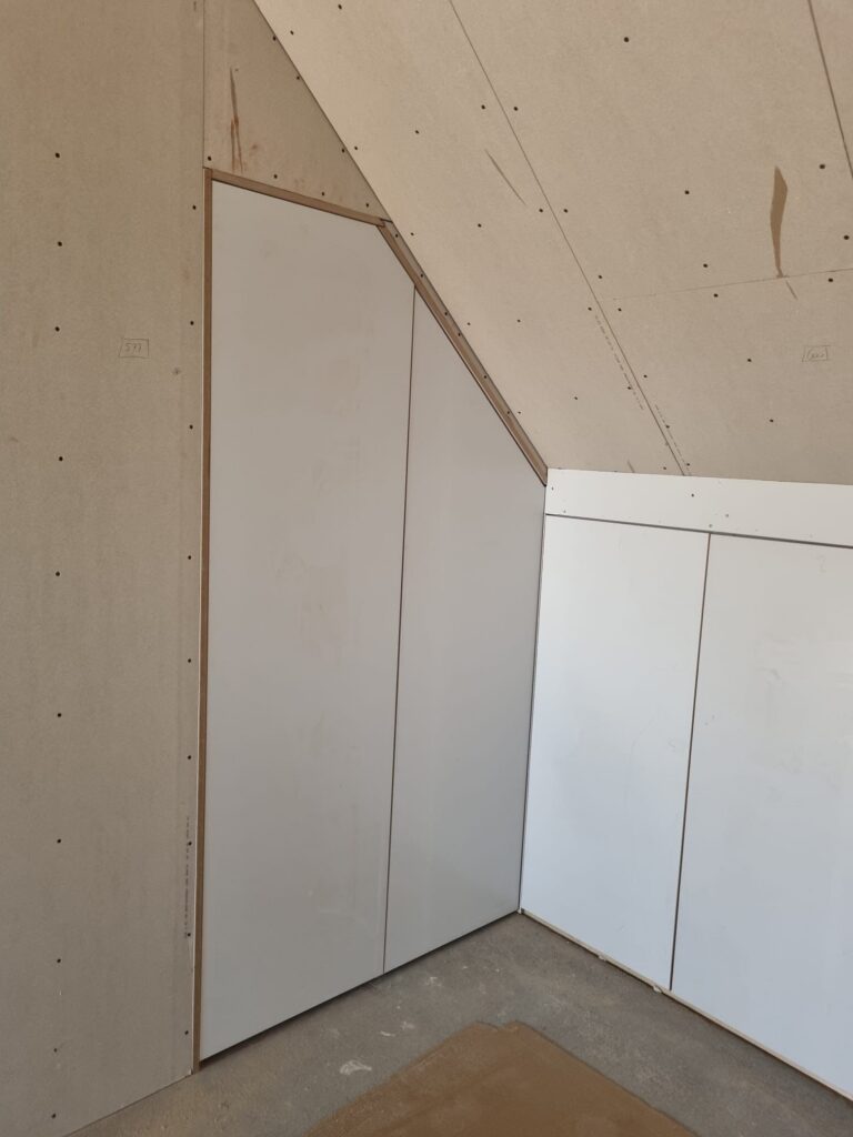 Complete zolderafwerking met op maat kasten
