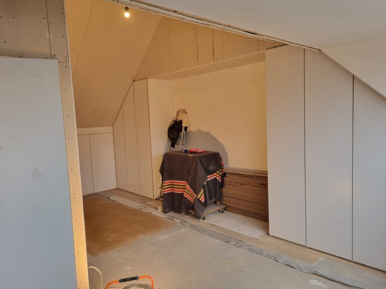 Complete zolderafwerking met op maat kasten