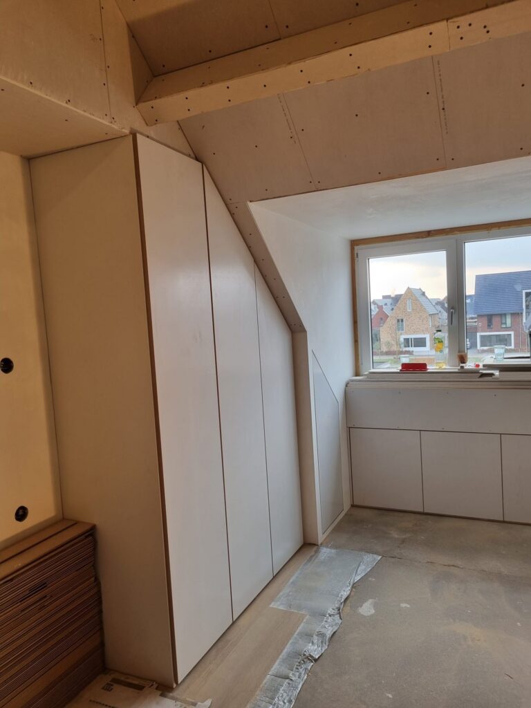 Complete zolderafwerking met op maat kasten