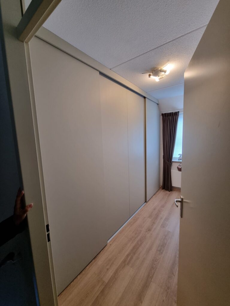 Inloopkast met schuifdeur