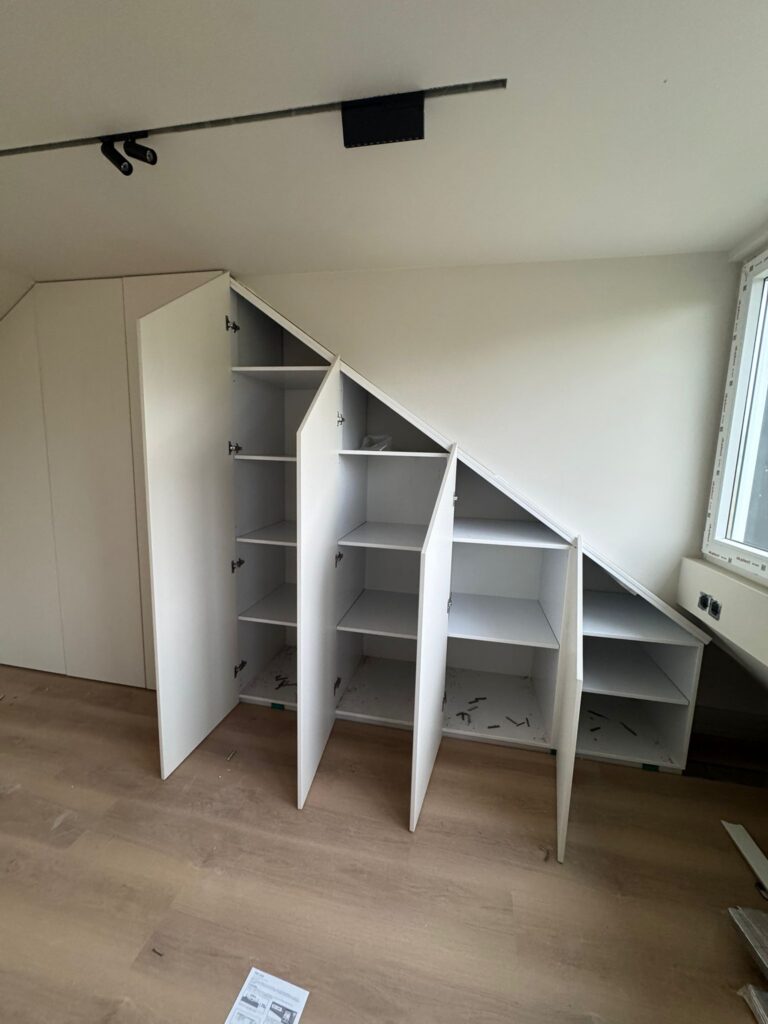 Complete zolderafwerking met op maat kasten