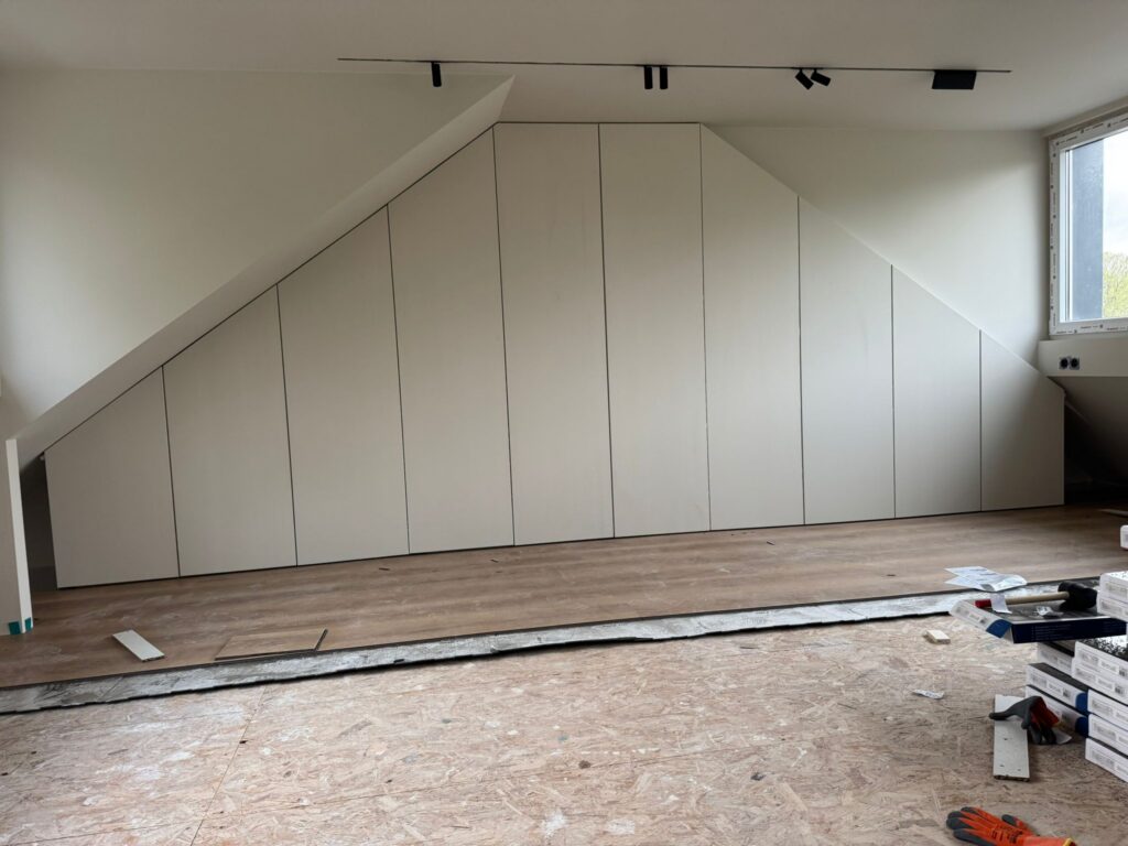 Complete zolderafwerking met op maat kasten