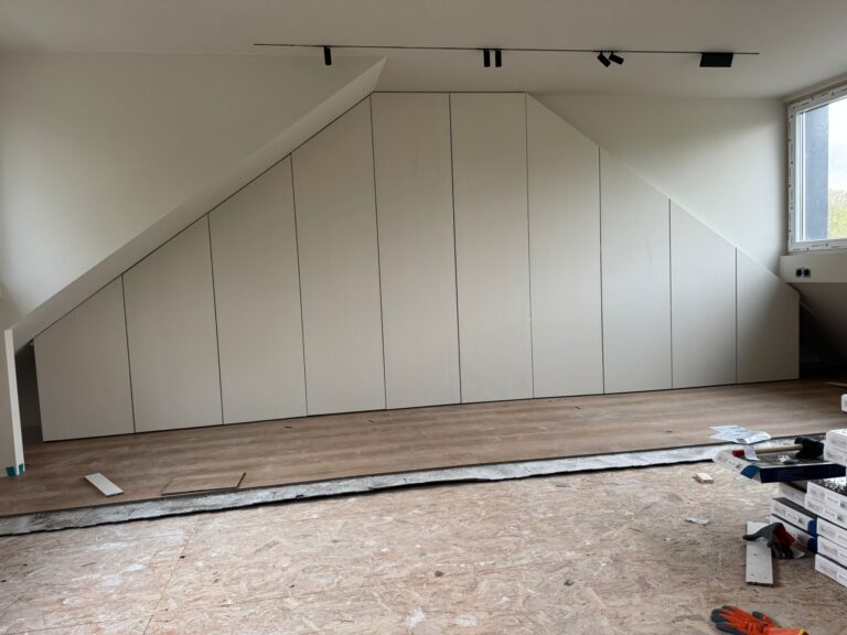 Complete zolderafwerking met op maat kasten