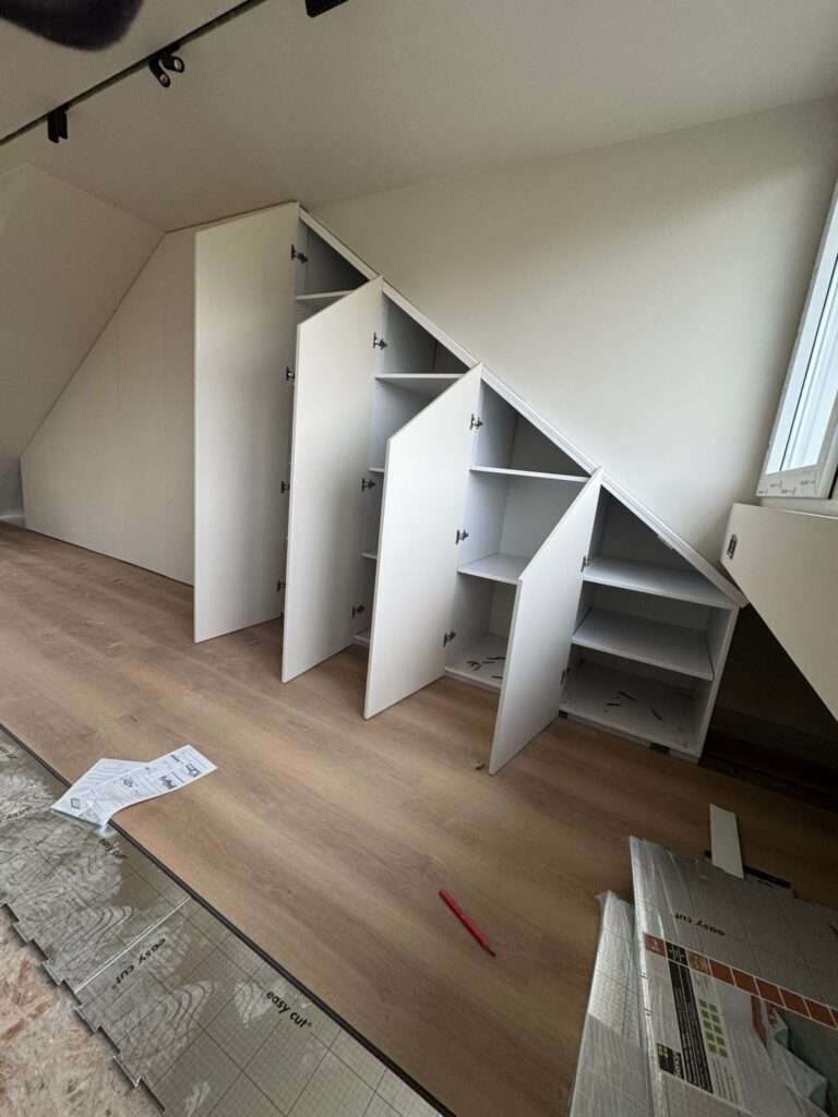 Complete zolderafwerking met op maat kasten
