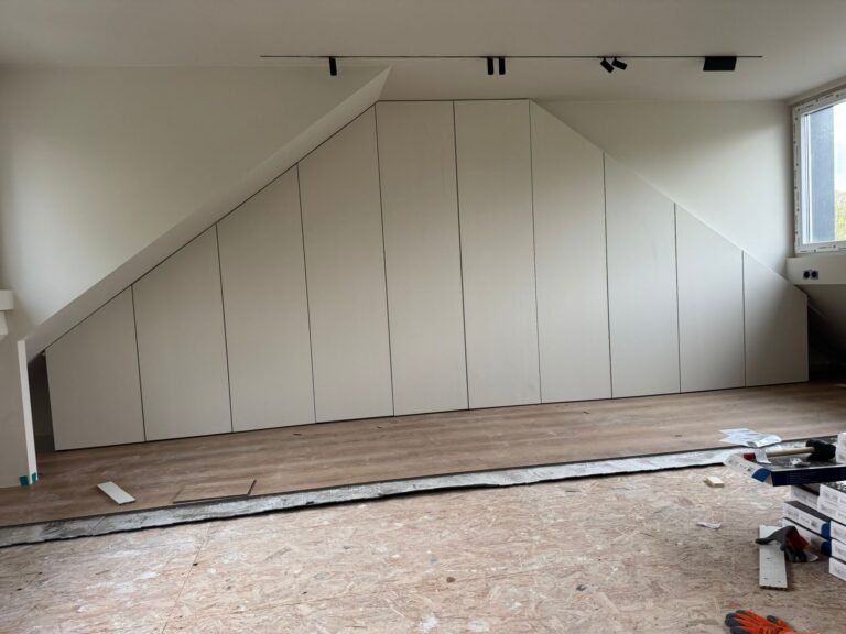 Complete zolderafwerking met op maat kasten
