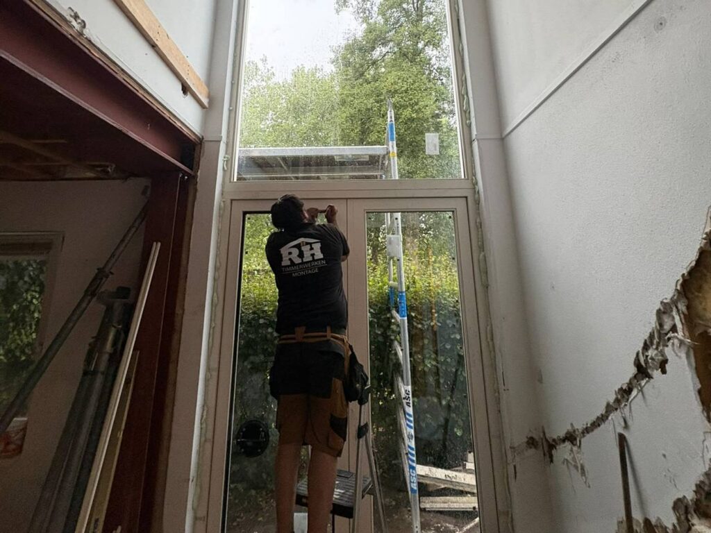 Kozijnen plaatsen: hoog kozijn met dubbele deuren en bovenlicht door RH Timmerwerken